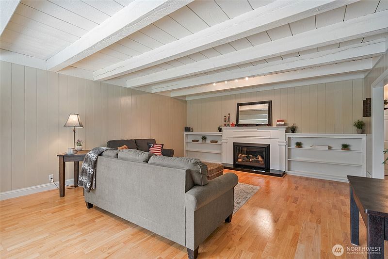 4th image of 3136 Pacific Way
