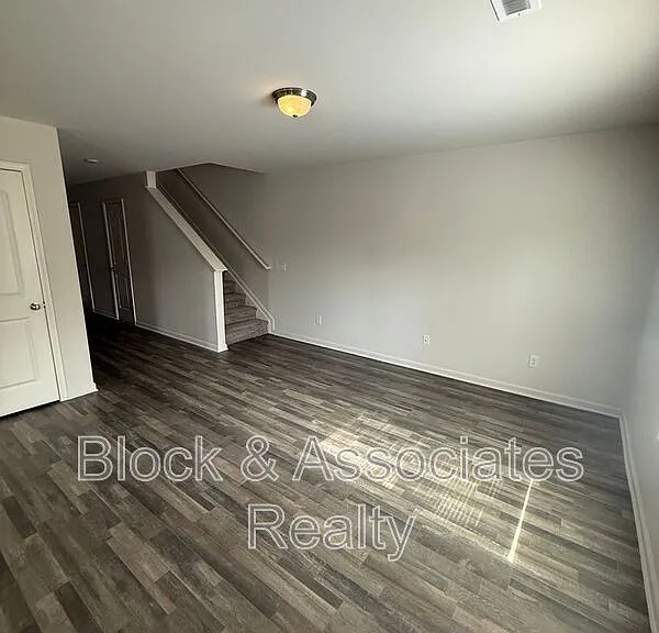 1492 Oriole Dr — Photo 4