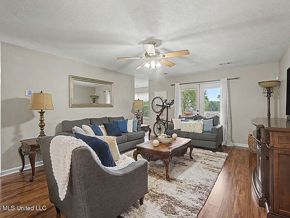5th image of 4536 Victoria Dr