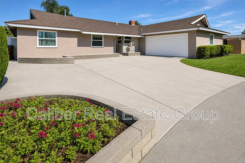 518 N Carousel Pl
