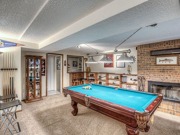 Finished Basement w/Bar