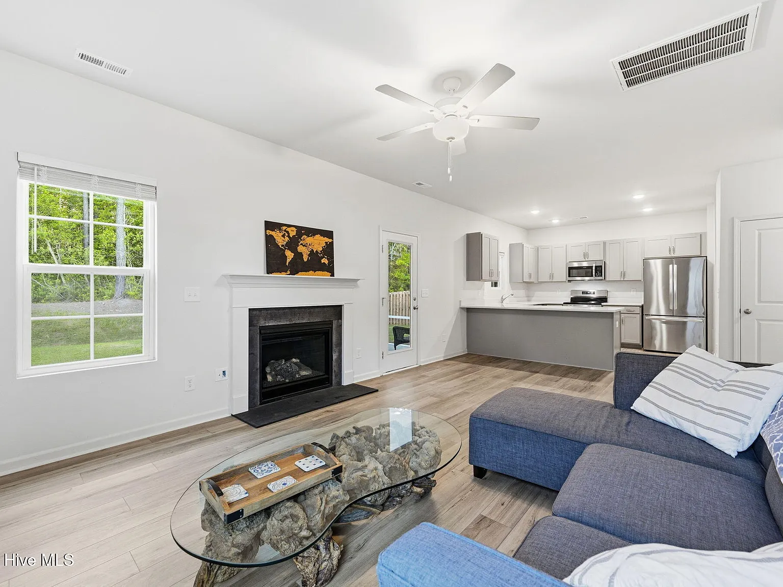 4 bed, 2.5 bath, 1772 sqft, $2,200 — Photo 3