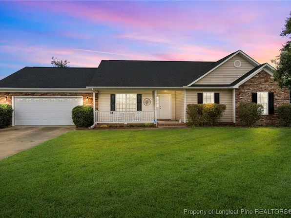 105 Scaley Bark Dr, Raeford, NC 28376