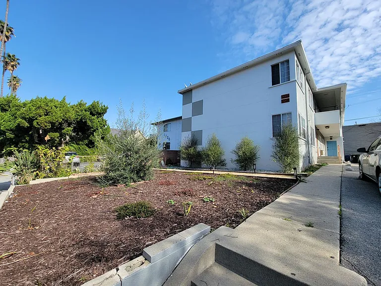 1226 S Manhattan Place — Photo 8