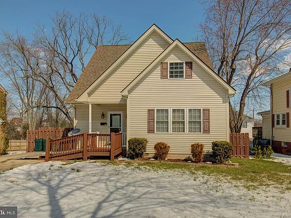 3rd image of 946 Woodland Ave