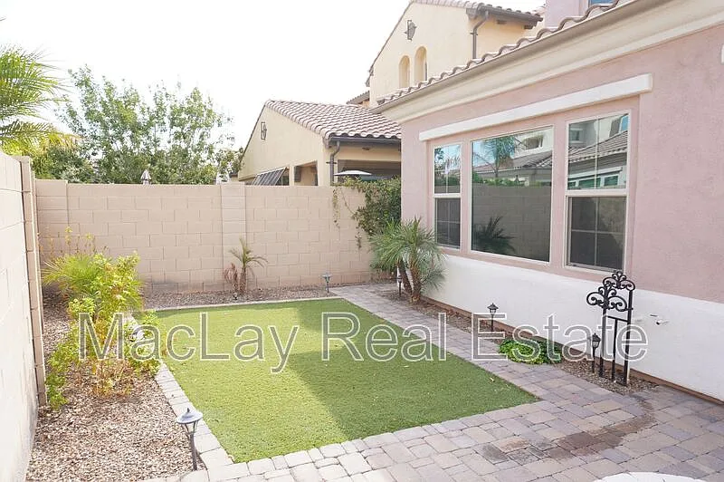 3 bed, 3.0 bath, 2363 sqft, $3,200 — Photo 3
