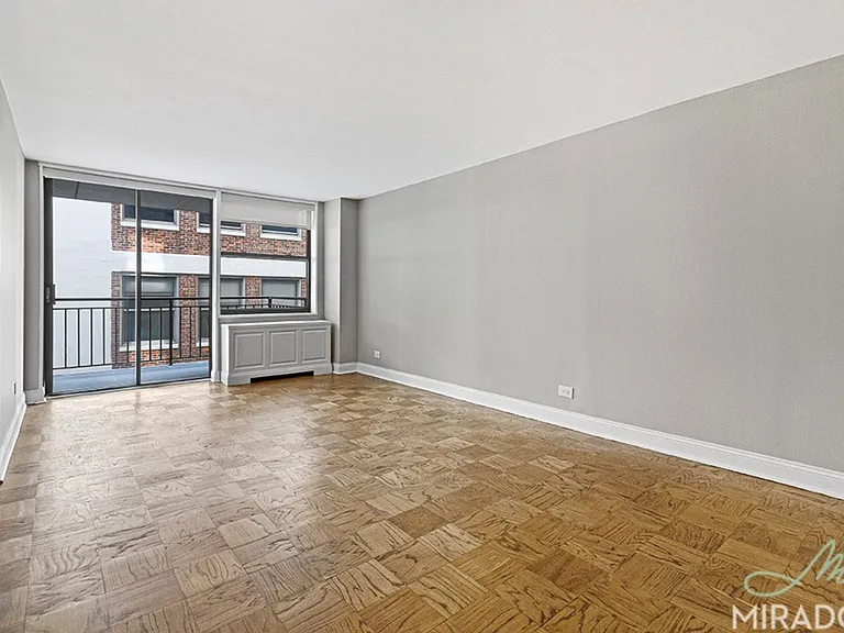330 E 39th St #10M — Photo 1