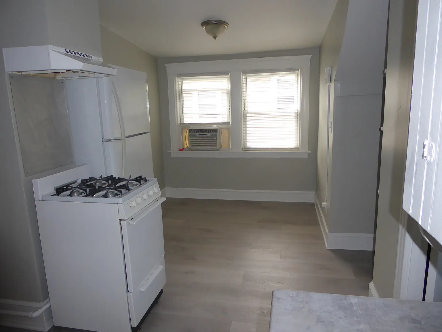 1 bed, 900 sqft, $1,200 — Photo 2