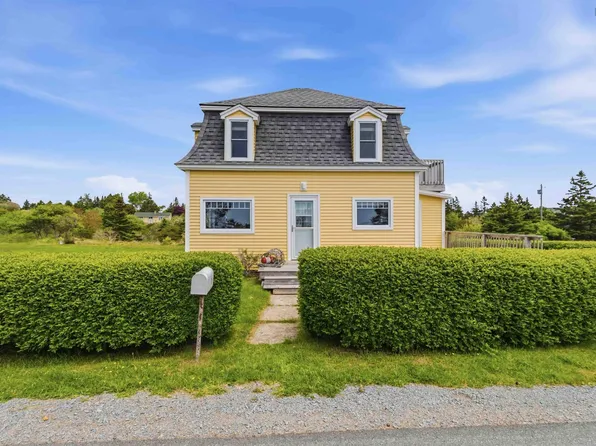 125 The Point Rd, Lunenburg, NS B0J 2C0