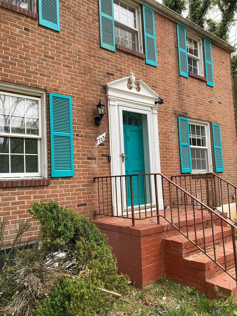 front entrance - 727 Howard Rd