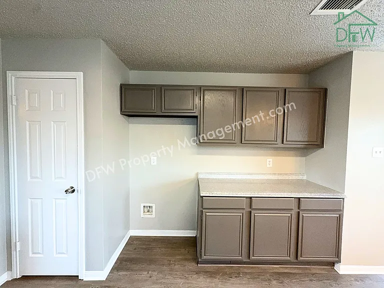 704 Inglewood Trl — Photo 8