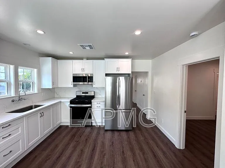 1460 Ricardo St — Photo 6