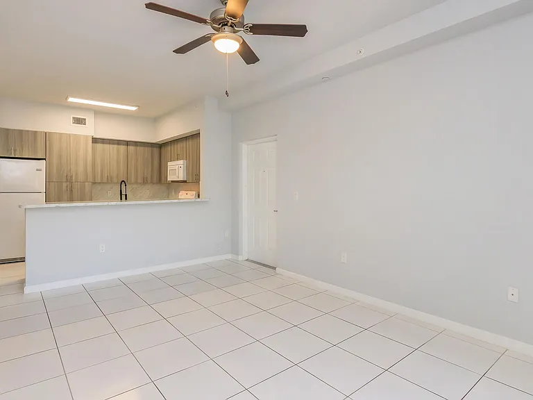 South Pointe Apartments — Photo 8
