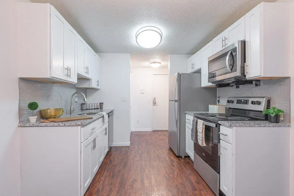 Kings Court Manor Apartment Homes — Photo 1