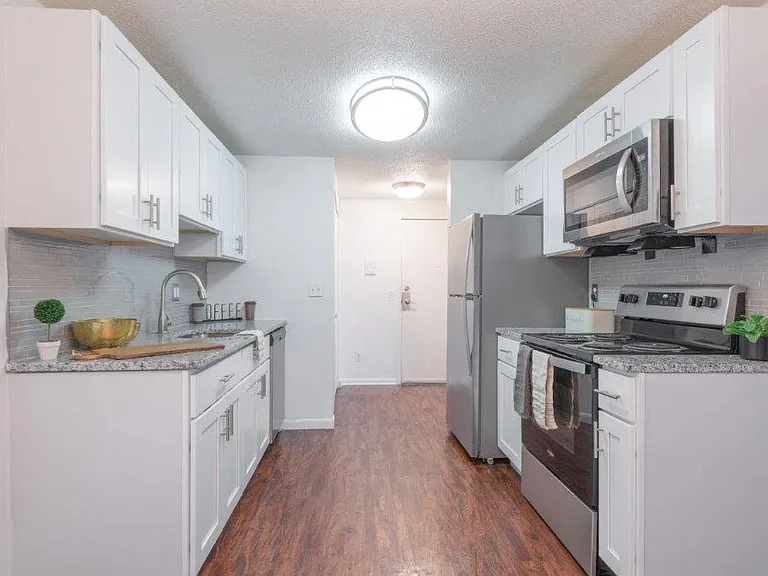 Kings Court Manor Apartment Homes — Photo 1