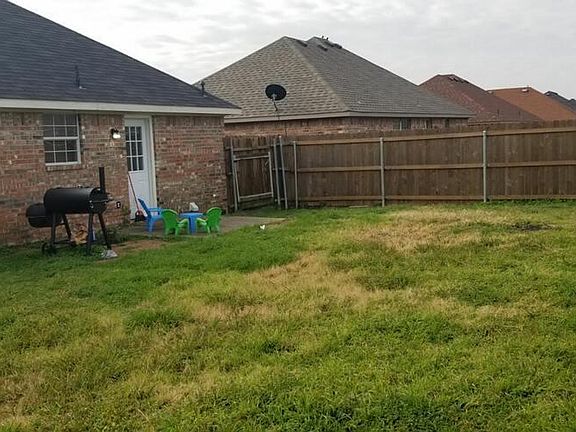 3rd image of 611 Oliver Ln
