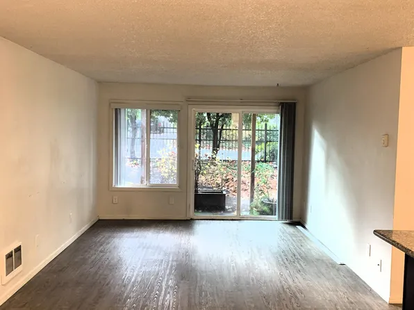 2301 SE Courtney Ave APT 10, Portland, OR 97222