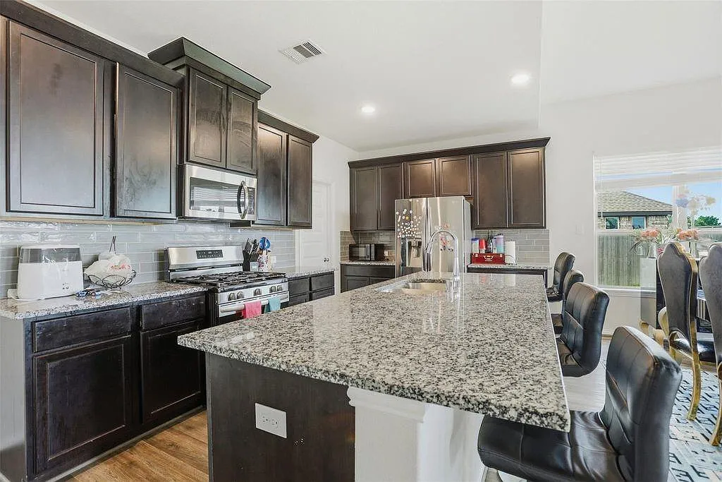 4 bed, 3.5 bath, 2785 sqft, $3,000 — Photo 4