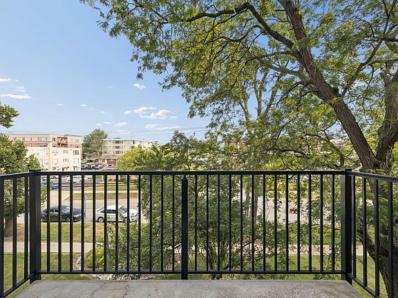 5th image of 907 Curtiss St APT 304