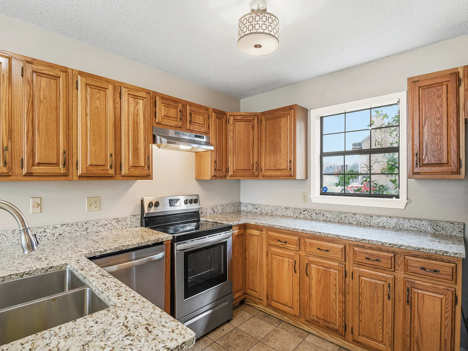 219 N French Quarter Dr — Photo 2