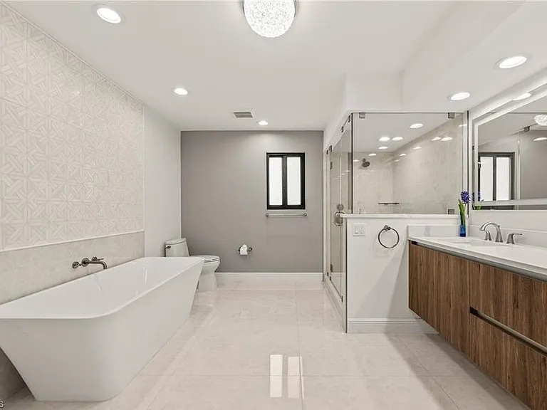 2307 Queens Way — Photo 21