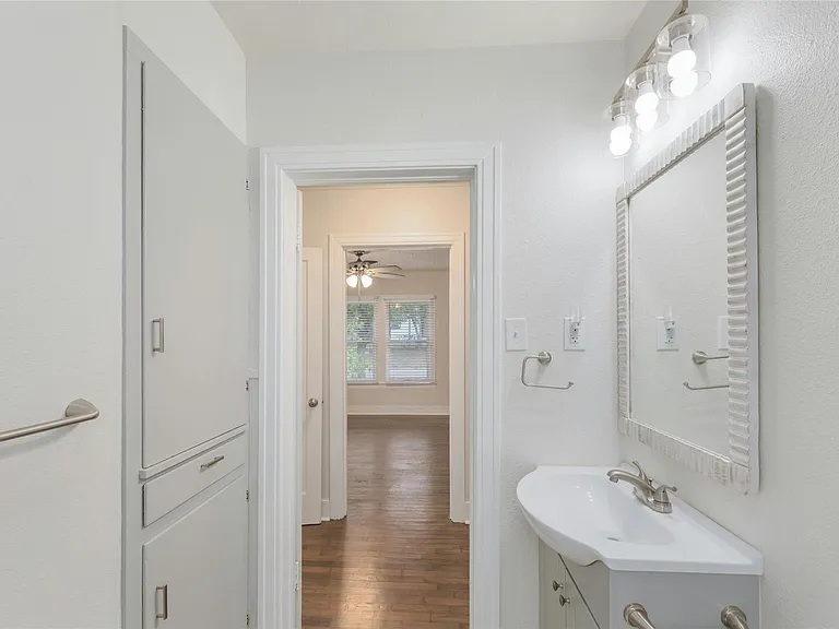 419 N Doak St — Photo 25