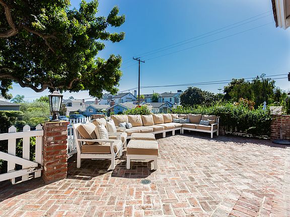 2nd image of 301 Poinsettia Ave