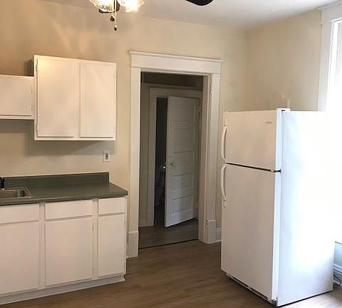 4th image of 414 E College St #B