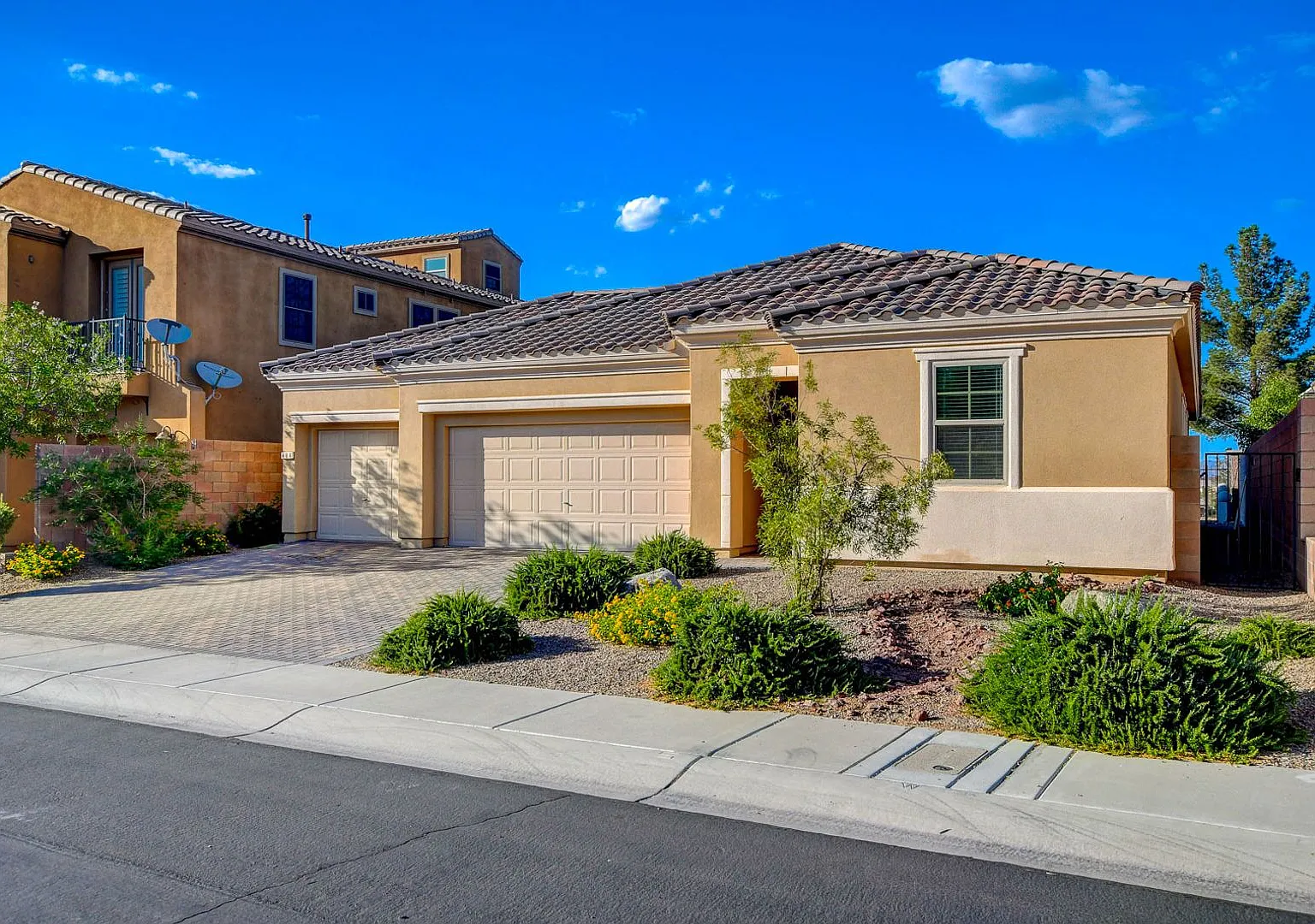 Gorgeous Single Story on the Golf Course! Located in Tuscany! — Photo 1