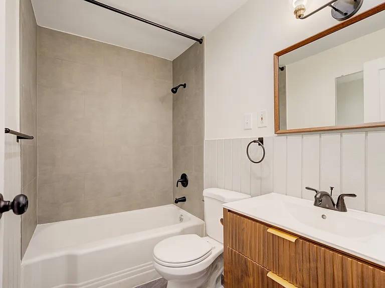 2411 Harris St — Photo 17
