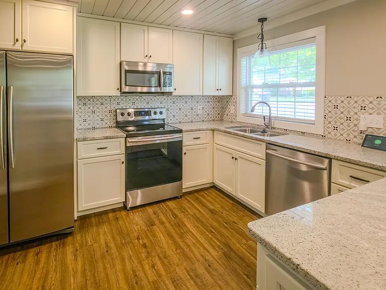 431 East Dr — Photo 2