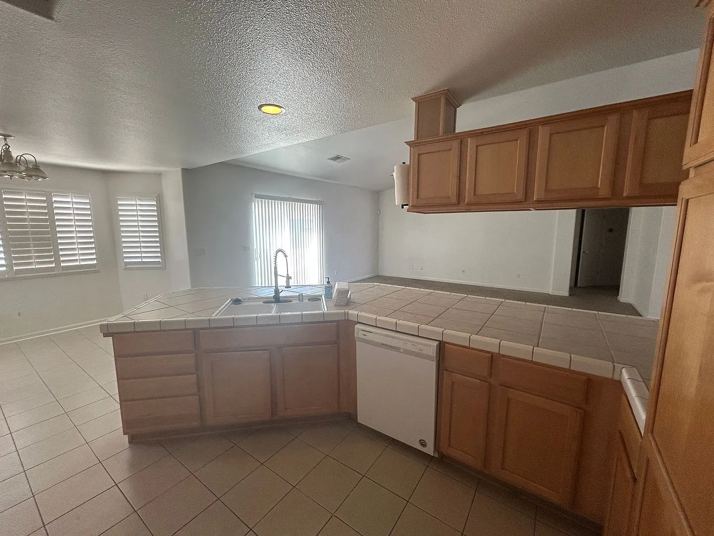 Open and Spacious in Northwest Hanford — Photo 2