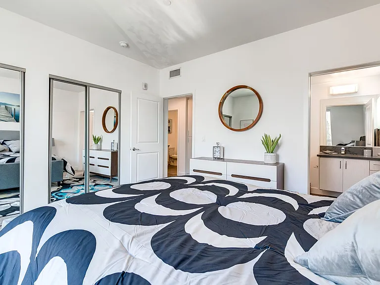 NOHO 55 Luxury Living — Photo 41