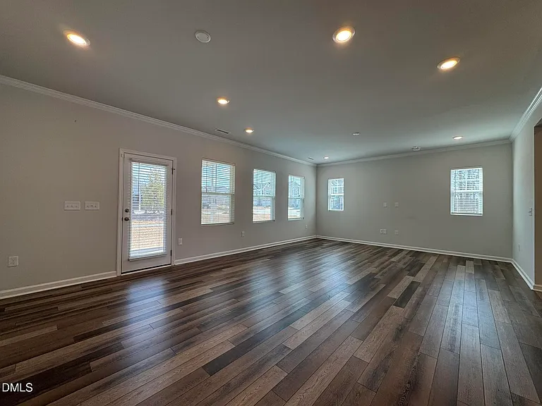 104 Jade Creek Dr — Photo 17