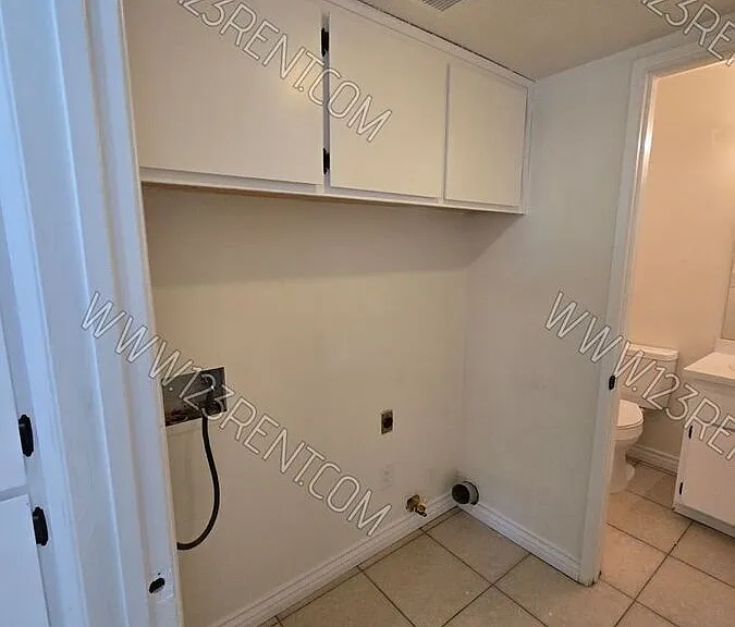 9817 N Loop Blvd #B — Photo 5
