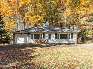 5204 Hummingbird Dr, Pocono Summit, PA 18346