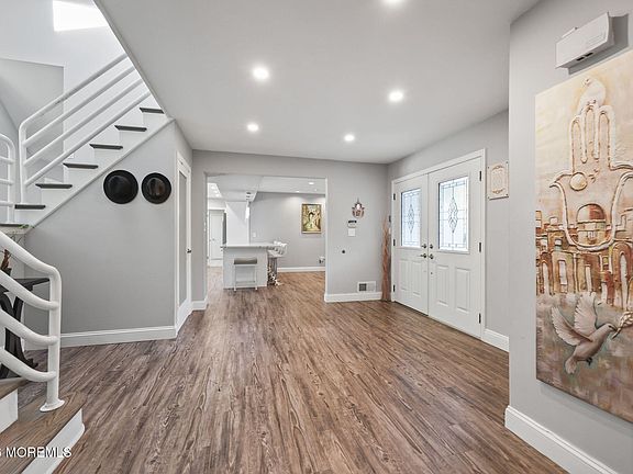 5th image of 4 Canadian Woods Road