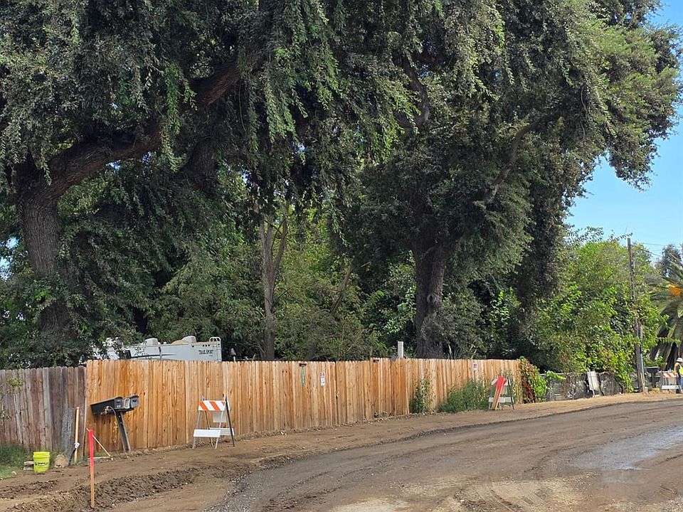 1st image of 2585 Parkdale Dr
