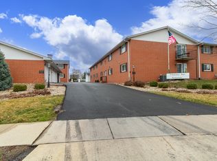 14 Canterbury Ct APT 10, Bloomington, IL 61701
