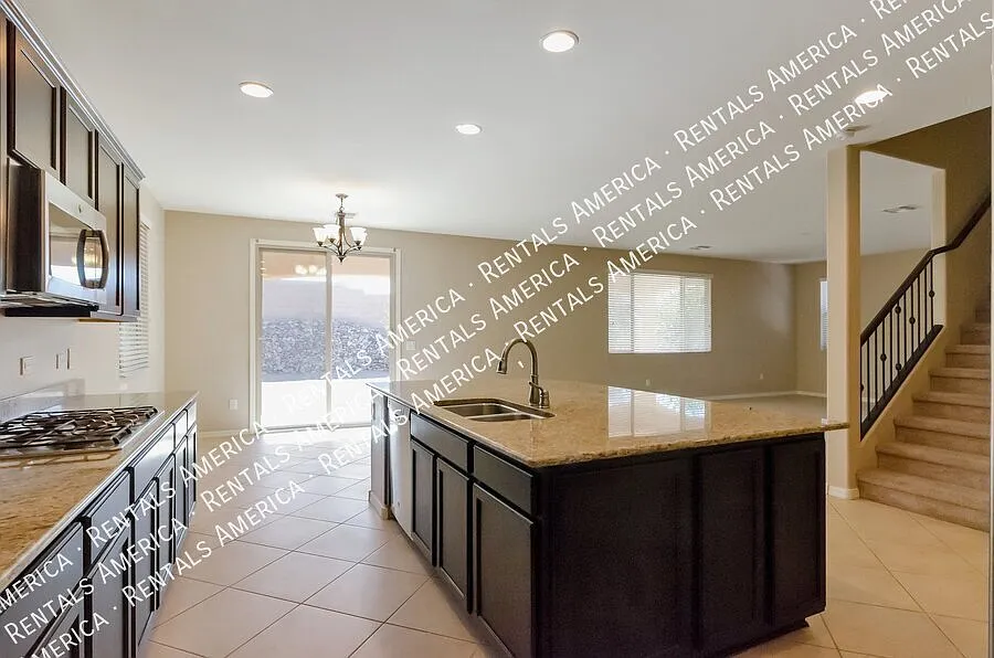 Stunning 4bdrm in great neighborhood! — Photo 3