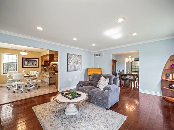 5th image of 315 Applewood Ct