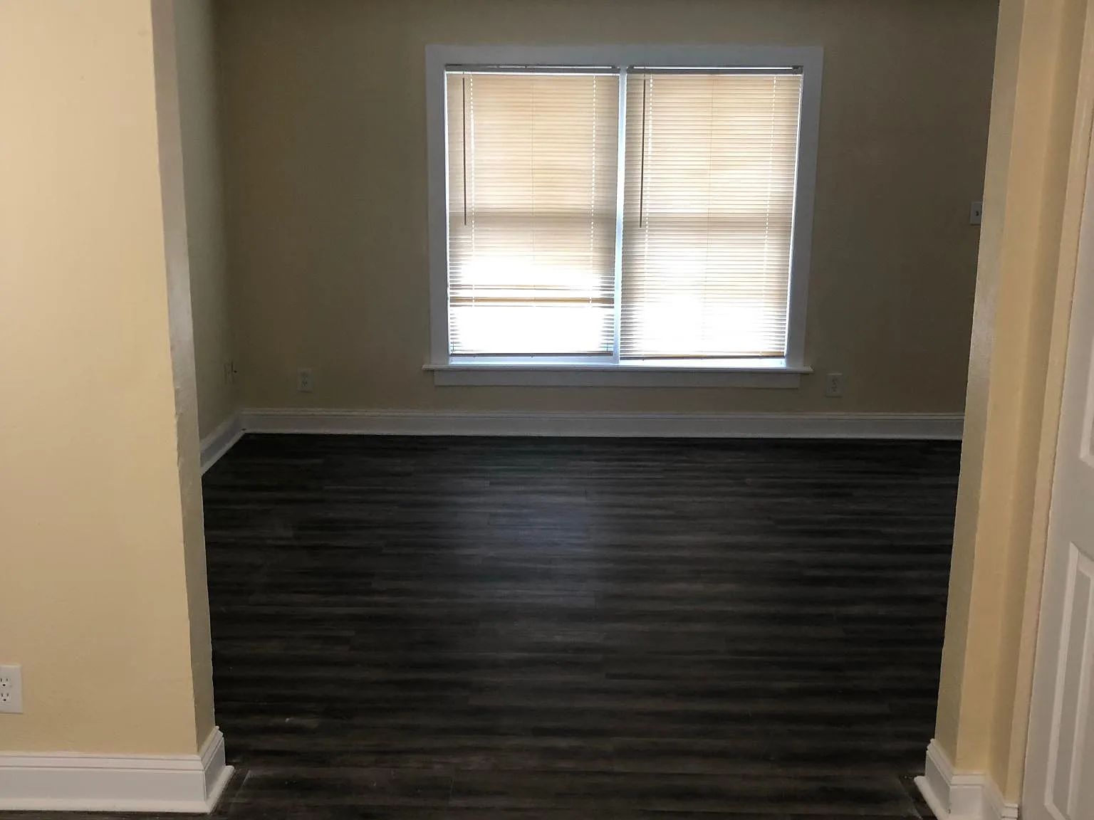 985 Stocks St — Photo 2