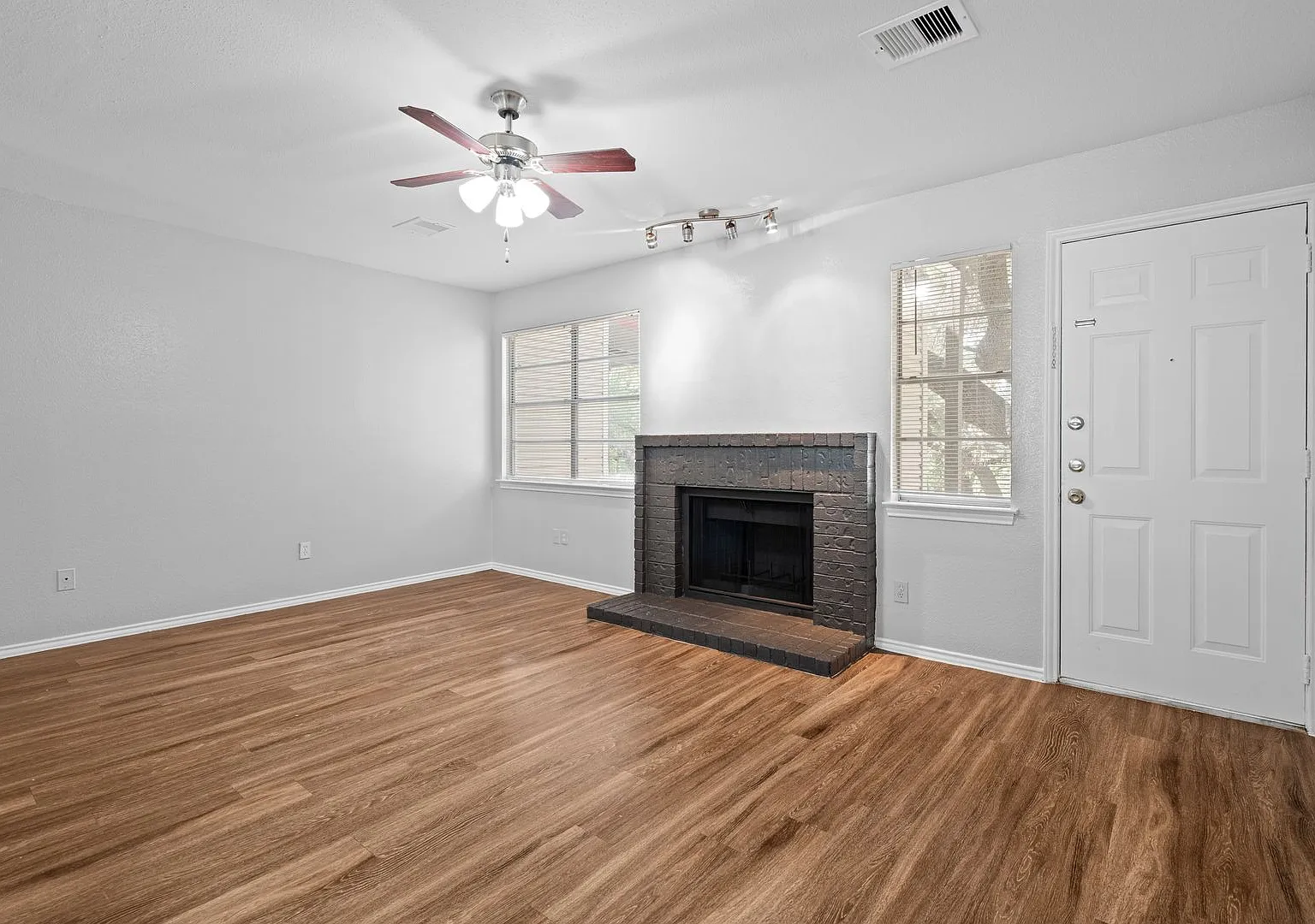 River Crossing Townhome - 2bd -2.5ba - Greenbelt View - Washer/Dryer - Reserved Parking — Photo 2