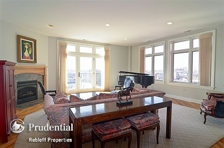 3rd image of 545 W Aldine Ave APT 6C
