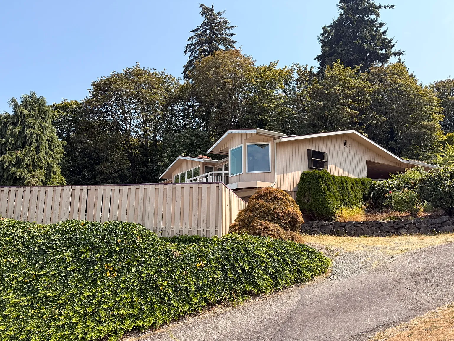 3 bed, 2420 sqft, $2,700 — Photo 1