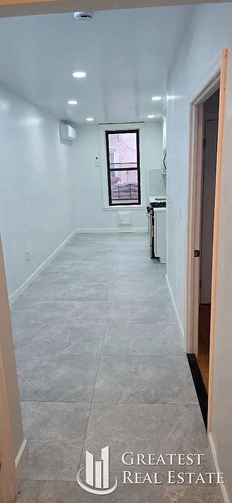 212 East 52nd Street — Photo 2