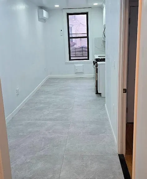 212 E 52nd St #1R — Photo 2