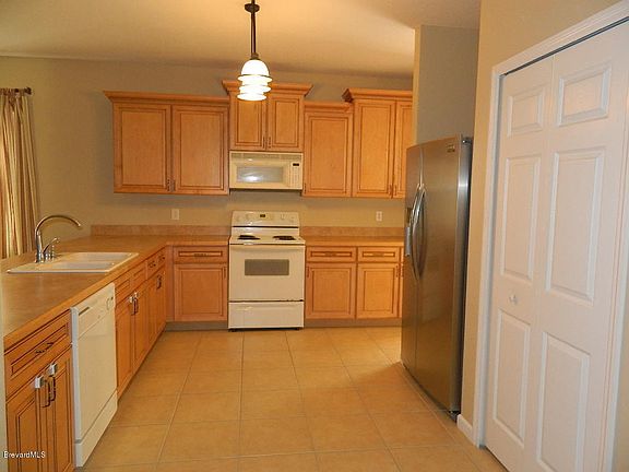 3rd image of 652 Marian Ct