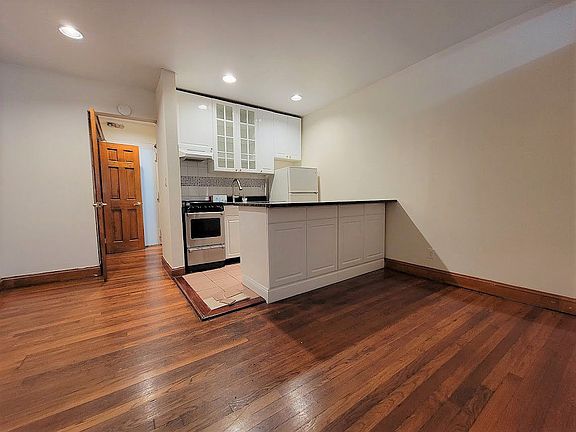 5th image of 146 E 35th St #2Y