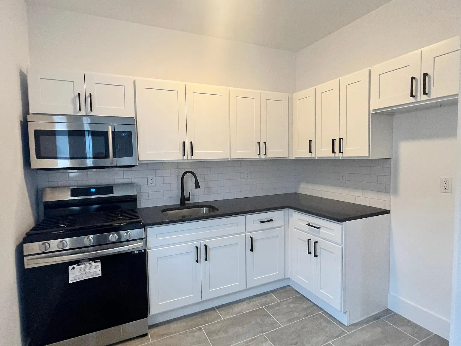 2 bed, 800 sqft, $2,200 — Photo 1